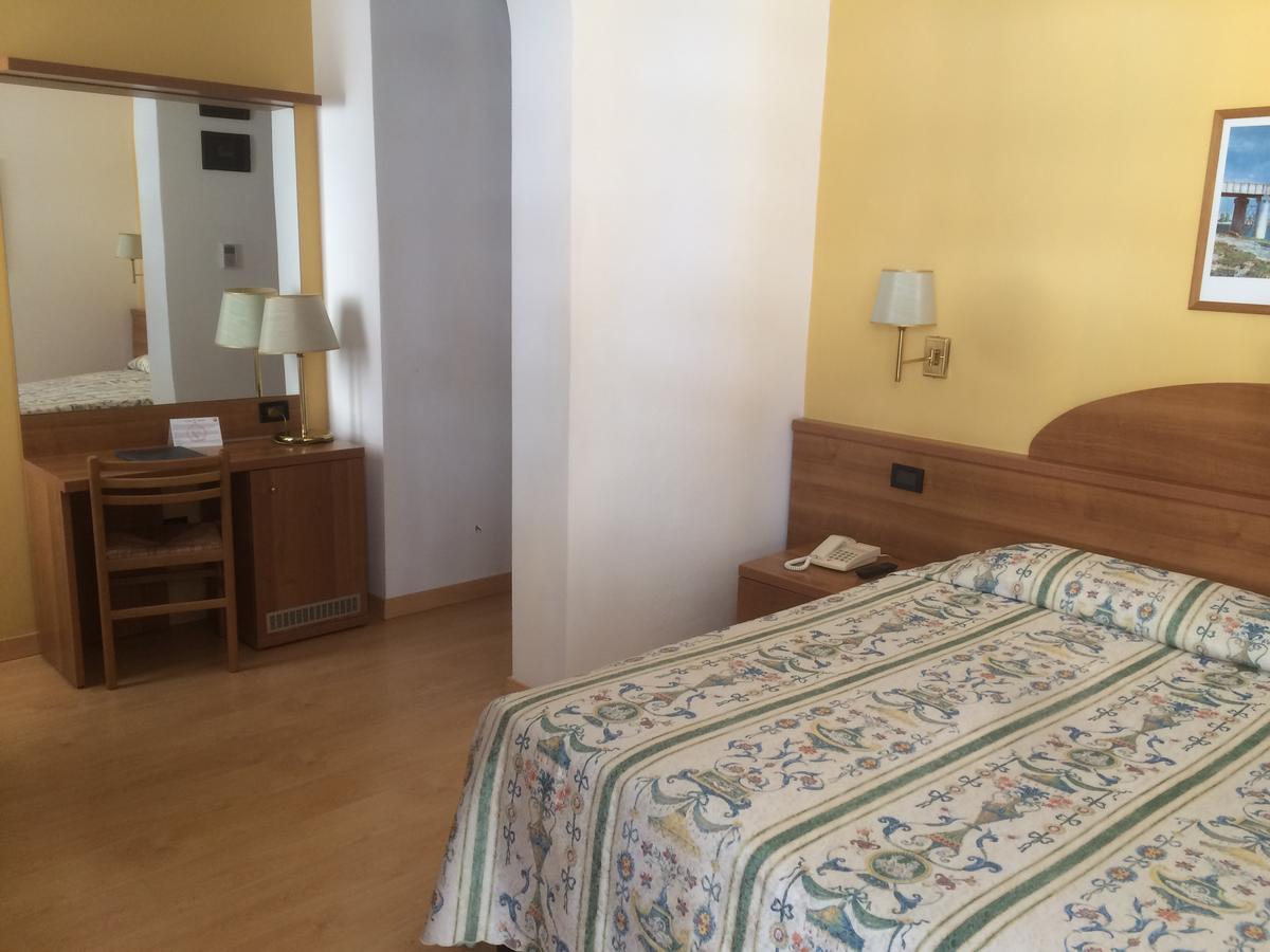 Hotel Tritone Каорле Экстерьер фото