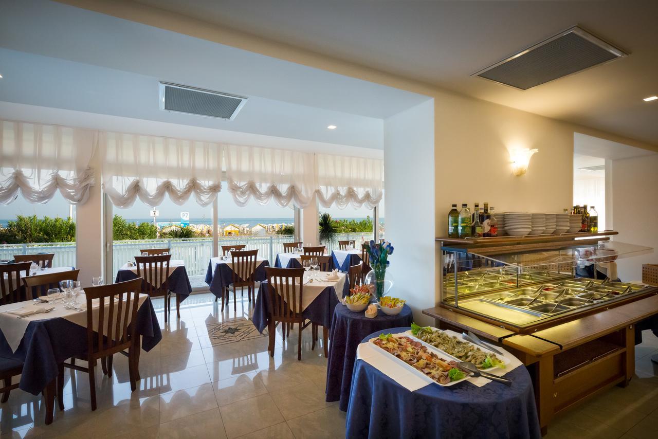 Hotel Tritone Каорле Экстерьер фото