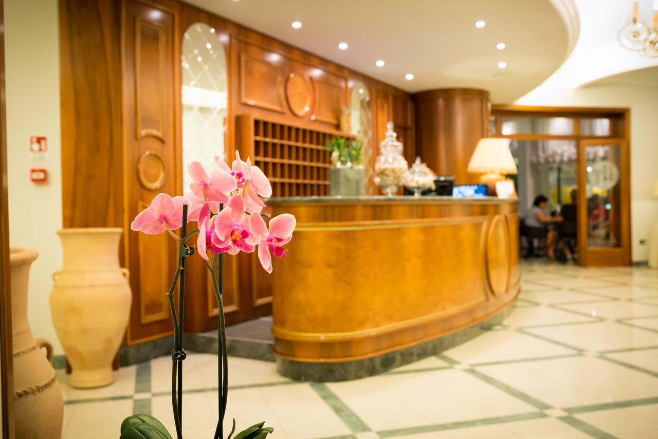 Hotel Tritone Каорле Экстерьер фото