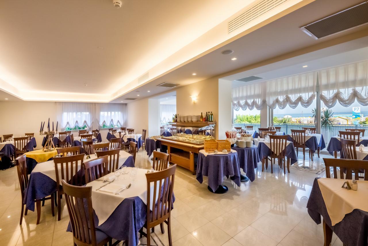 Hotel Tritone Каорле Экстерьер фото