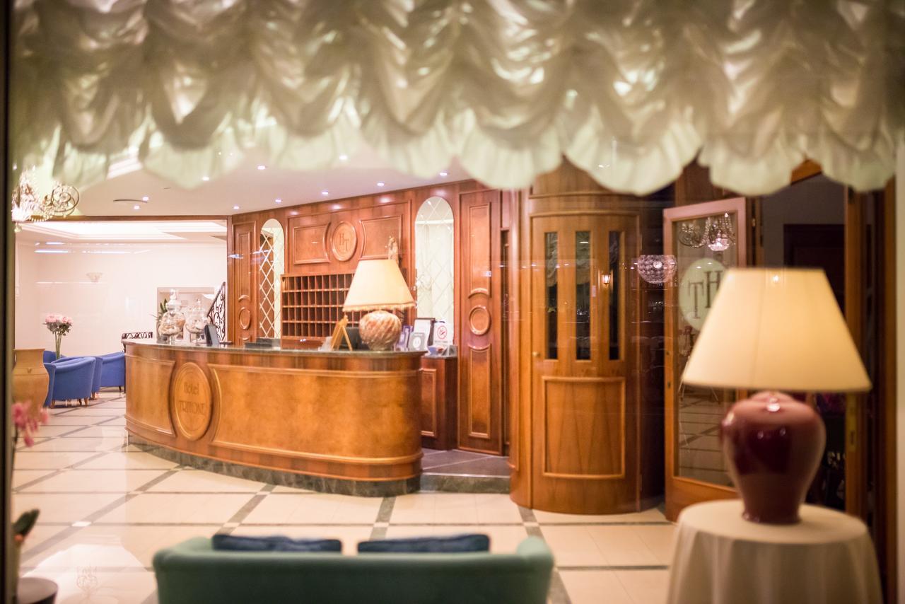 Hotel Tritone Каорле Экстерьер фото