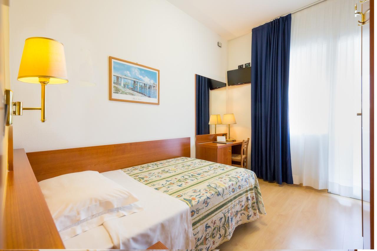 Hotel Tritone Каорле Экстерьер фото