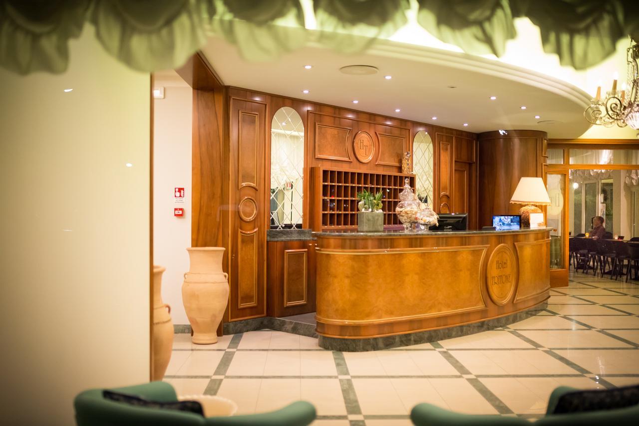 Hotel Tritone Каорле Экстерьер фото