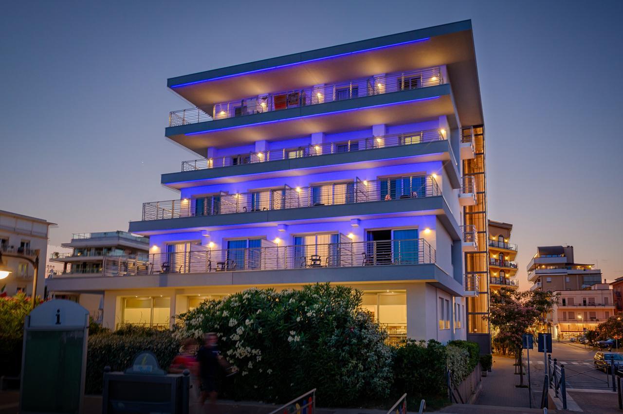 Hotel Tritone Каорле Экстерьер фото